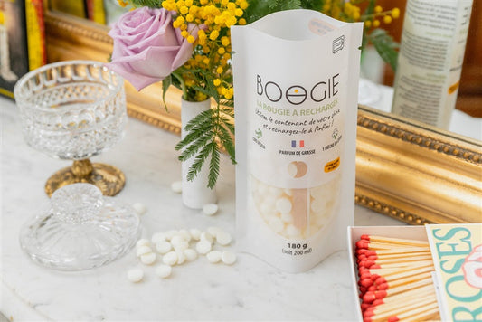 Recharge de bougie parfumée en sachet BOOGIE versée dans un pot en verre réutilisé