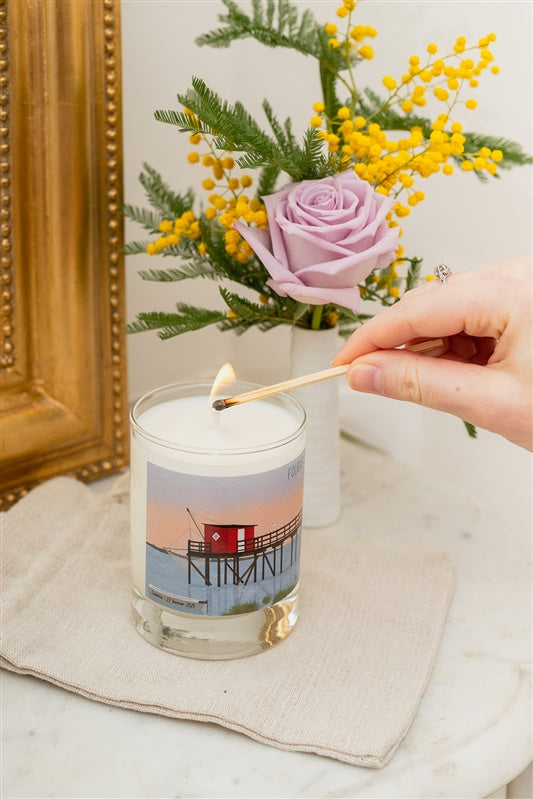 Bougie personnalisée BOOGIE avec étiquette prénom et senteur fleur de coton dans un intérieur chaleureux