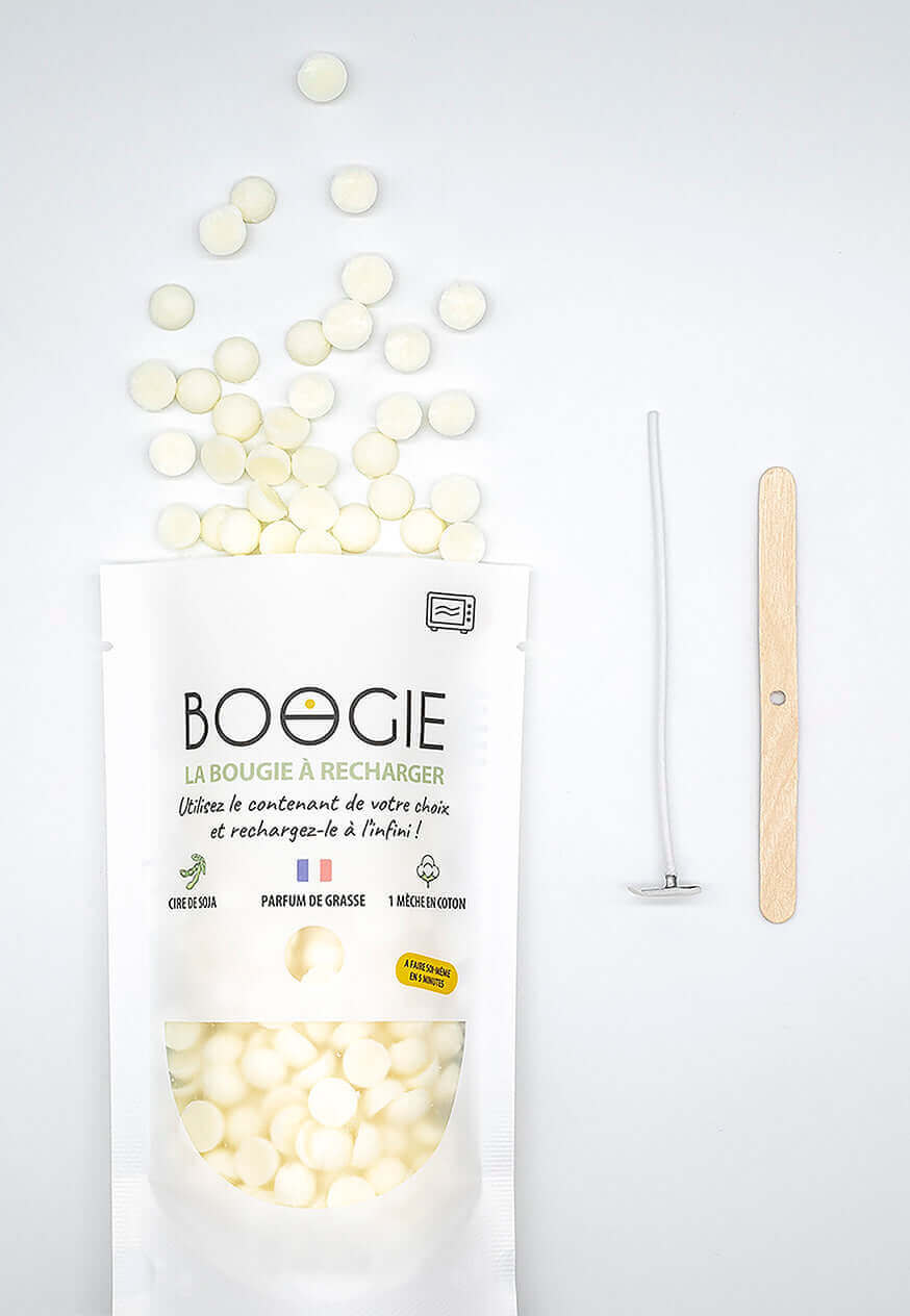 Contenu de la recharge BOOGIE au monoï : cire végétale, mèche coton bio et porte-mèche en bois