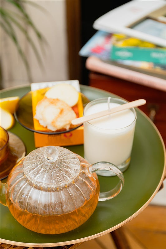 Bougie rechargeable en cire de soja versée dans un contenant réutilisable pour créer une bougie personnalisée