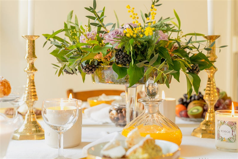 Bougies maison allumées dans un salon pour créer une ambiance cocooning et chaleureuse