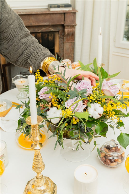 Bougies parfumées vanille, fleur d’oranger et ambre disposées dans un intérieur minimaliste pour créer différentes ambiances