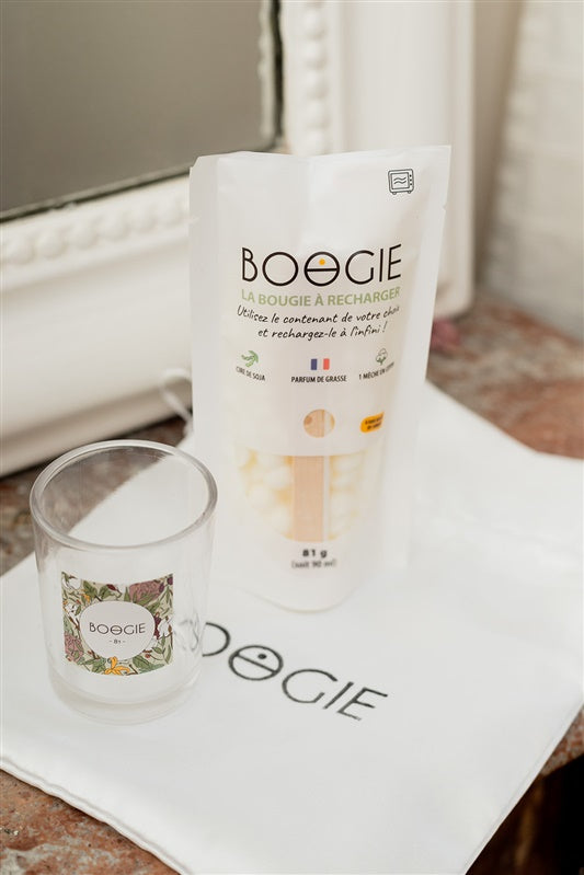 Bougie parfumée dans un intérieur élégant, idée cadeau pour une femme passionnée de décoration.