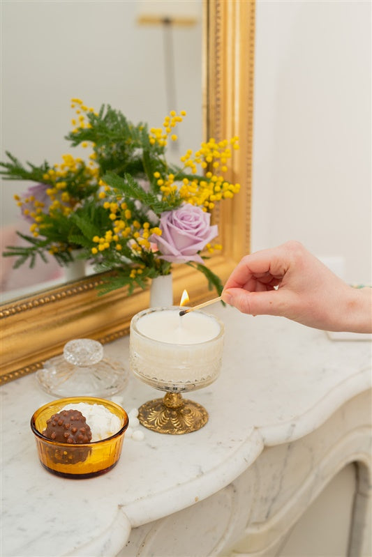 Bougies parfumées créant une ambiance chaleureuse dans un intérieur.