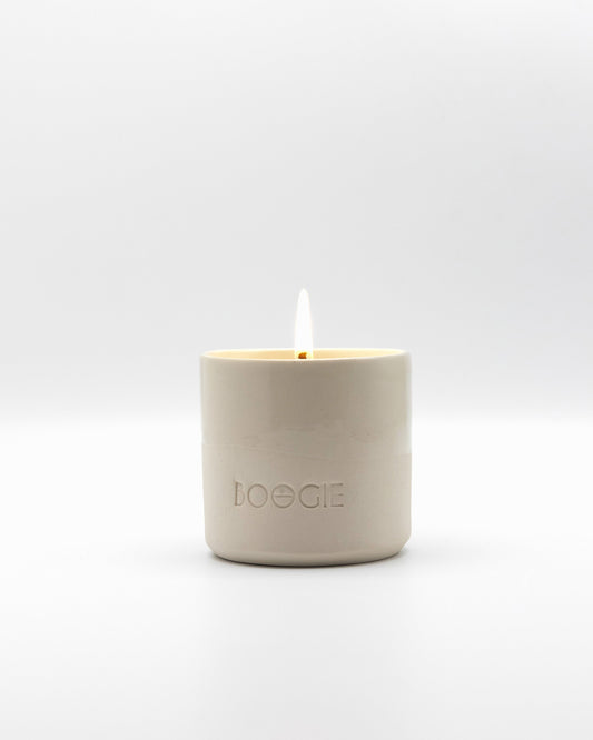 Bougie rechargeable dans un contenant réutilisable avec une recharge de cire parfumée