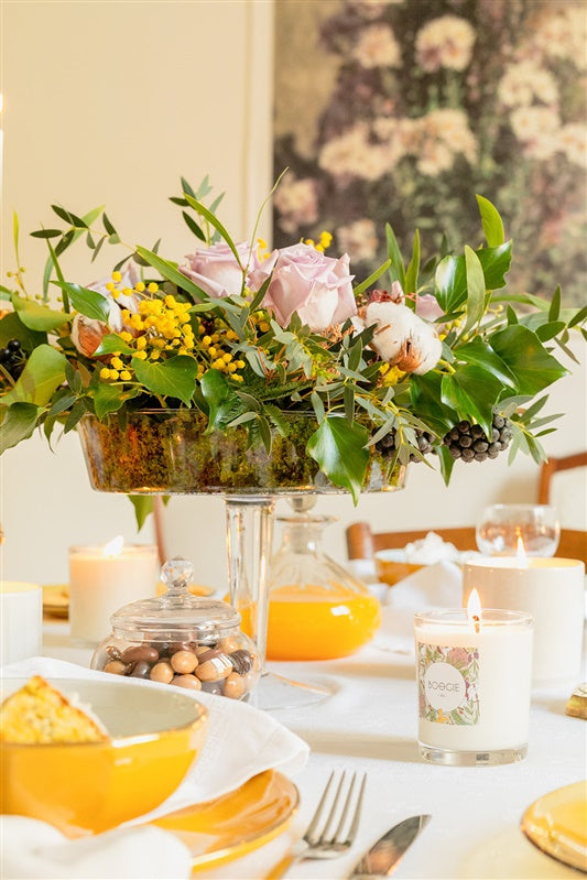 Bougies parfumées mises en scène dans un salon à la décoration chaleureuse.