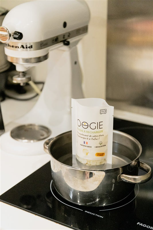 Recharge de bougie en cire de soja parfumée en train d’être fondue pour créer une bougie maison