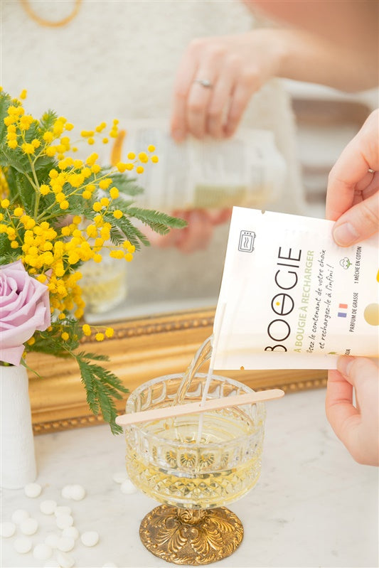 Recharge de bougie en cire de soja versée dans un contenant en verre pour créer une bougie rechargeable