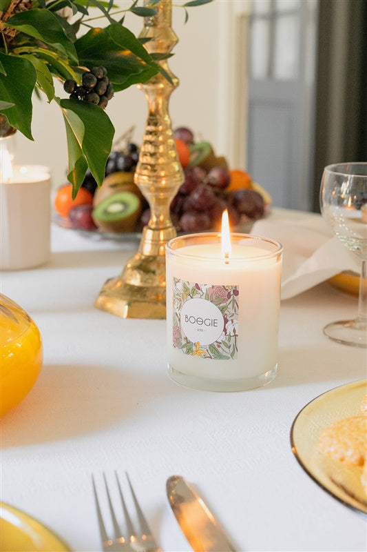 Bougie parfumée BOOGIE allumée dans un intérieur chaleureux