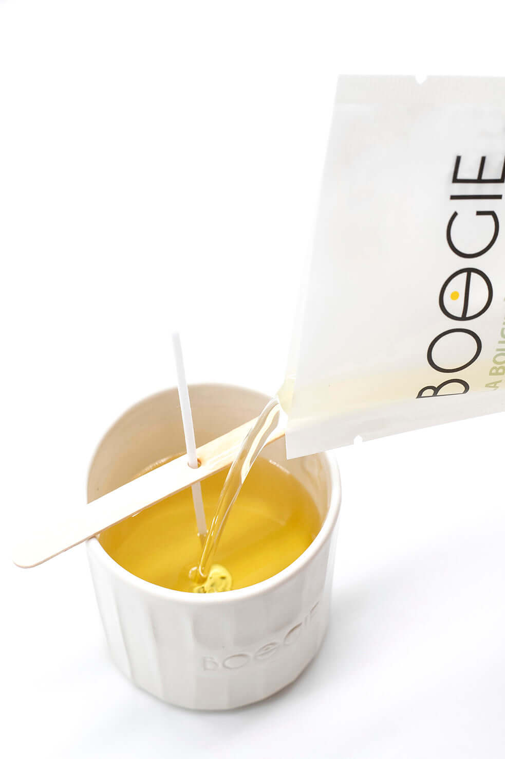 Verser la cire au monoï fondue dans un contenant pour créer une bougie personnalisée